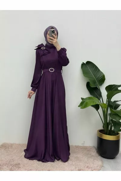 Abendkleid aus Satin aus Satin mit Brosche mit Schleife und Stein mit Gürtel