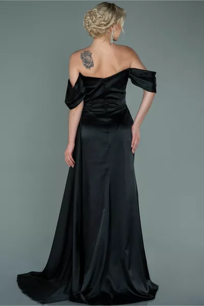 Schwarzes Abendkleid aus Satin mit Bootskragen und Schlitz 