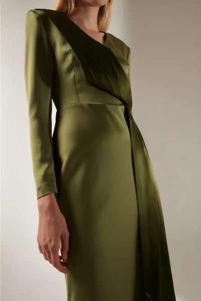 V-образный вырез шали хаки атласное вечернее платье