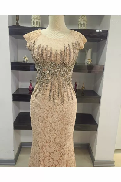 Abito da sera lungo color salmone in pizzo color pietra