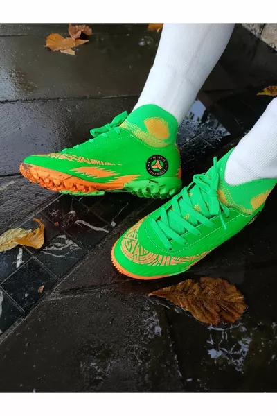 أحذية Astroturf مع الجوارب