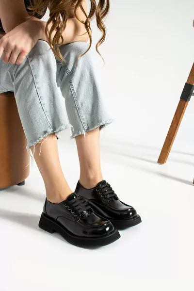 جلد طبيعي أسود أحذية نسائية متسكعة مع الأربطة لها