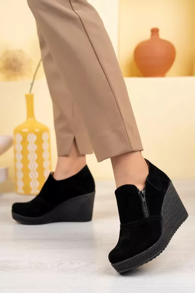 Черные замшевые туфли на мягкой подошве и боковой молнии