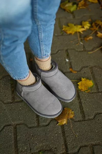 أحذية صغيرة من جلد الغزال باللون الرمادي In-Fuzz