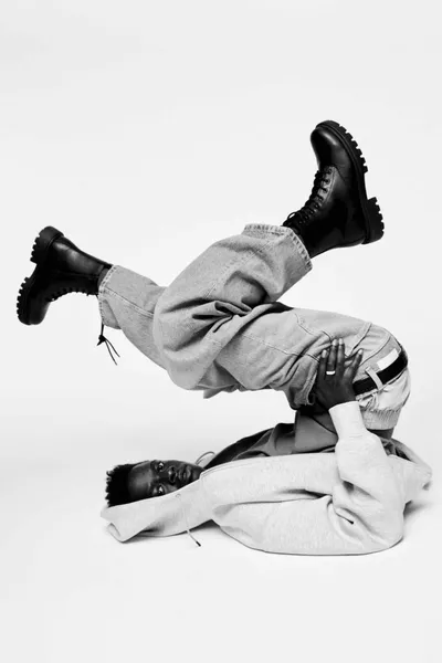 حذاء بنعل سميك بأربطة