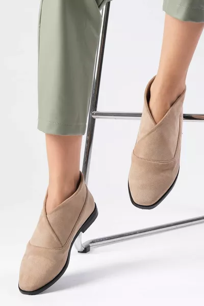 كلاريس بيج اللون تمتد من جلد الغزال الياقة المدورة المرأة عارضة أحذية مسطحة