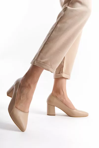 جلد طبيعي بيج نسائي بكعب أحذية جلدية 