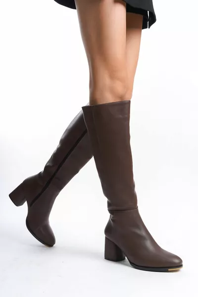 Stivali da donna con tacco marrone con cerniera laterale a punta ovale