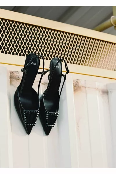 جلد لامع بكعب مفتوح من الخلف