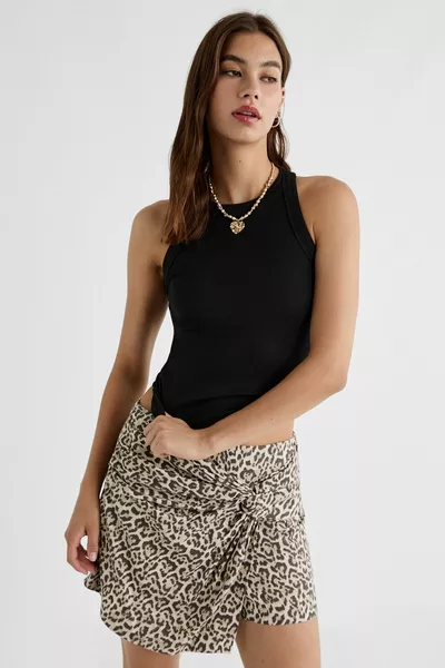 تنورة شورت من مزيج الكتان بطبعة الفهد مع عقدة جانبية