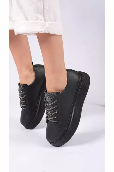 Design elegante nero, scarpe da ginnastica, - comodo ed elegante, lacci con dettagli luminosi,,,,,