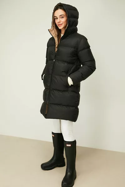 Manteau d’hiver gonflable long gonflable à capuche en fibre noire doublé pour femmes
