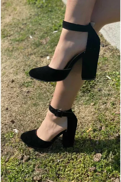 كعب من جلد الغزال الأسود مع إبزيم