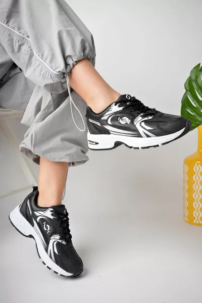 لانهائي النساء الرجال عارضة أحذية رياضية في سن المراهقة ، أحذية المشي العظام