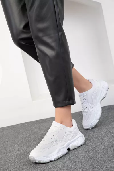 حذاء رياضي نسائي أبيض 