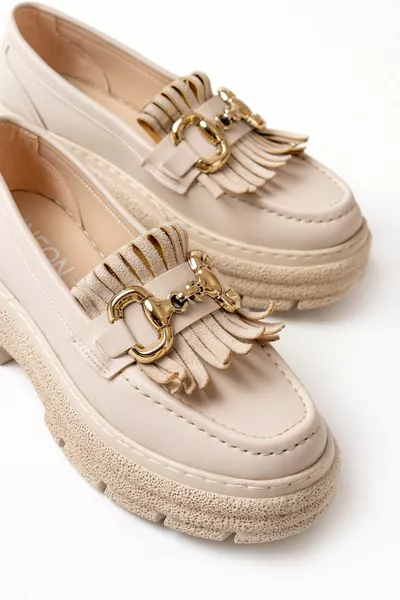  Lässige Loafer-Schuhe mit hoher Sohle und beiger Schnalle