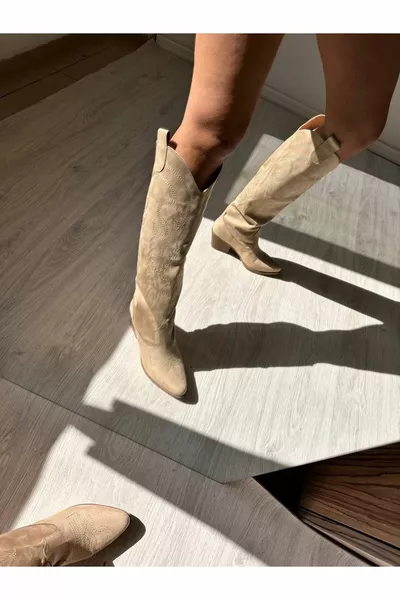 حذاء طويل القامة على الطراز الغربي مع تطريز من جلد الغزال البيج