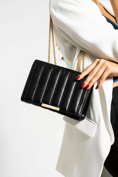 Магнитное плечо и сумочка с ремнями-цепочками.