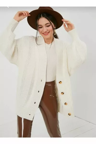 Дамска плетена жилетка от екрю с шарен шарен жилетка бяла