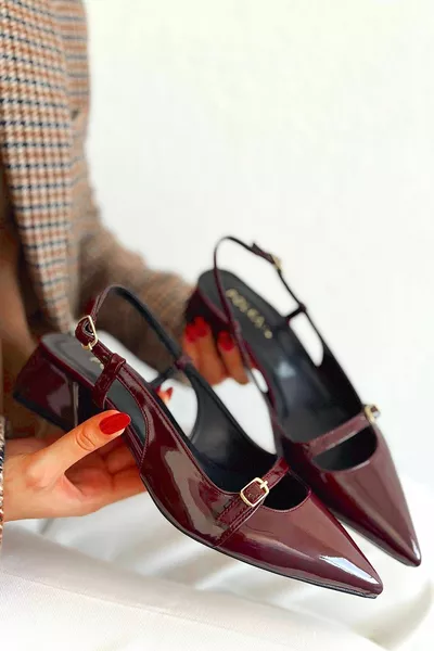 Scarpe da donna con tacco a blocco in pelle verniciata con fibbia a punta semplice a punta