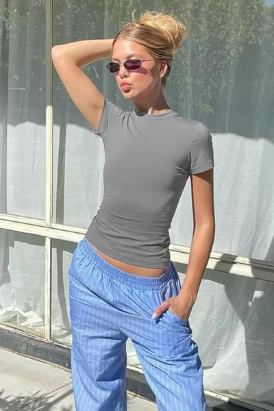 رسمت رمادي الرقبة المستديرة الأساسية تي شيرت نسائي 