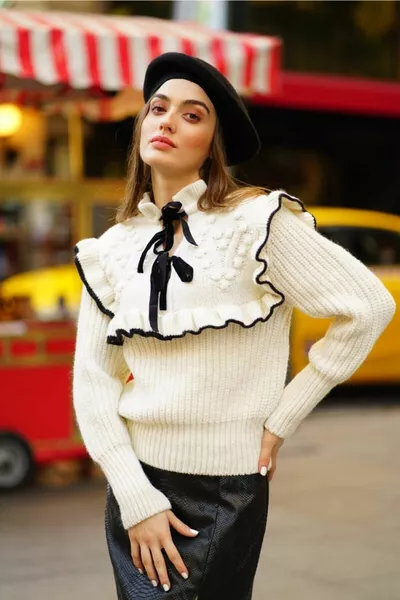 Cremefarbener Strickpullover mit Rüschen