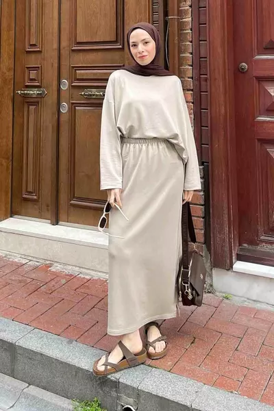 طقم تنورة مع كريستال باللون البيج