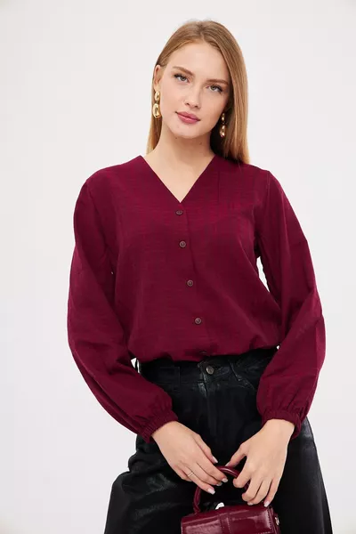 Damenhemd mit elastischen Ärmeln in Bordeaux, plissiert 