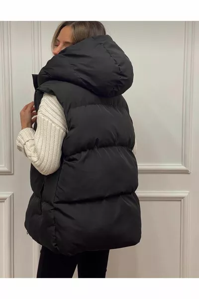 امرأة ترتدي سترة منفوخة سوداء بقبعة