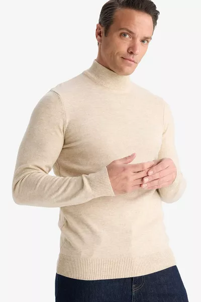 Свитер с высоким воротником-стойкой полуприлегающего силуэта