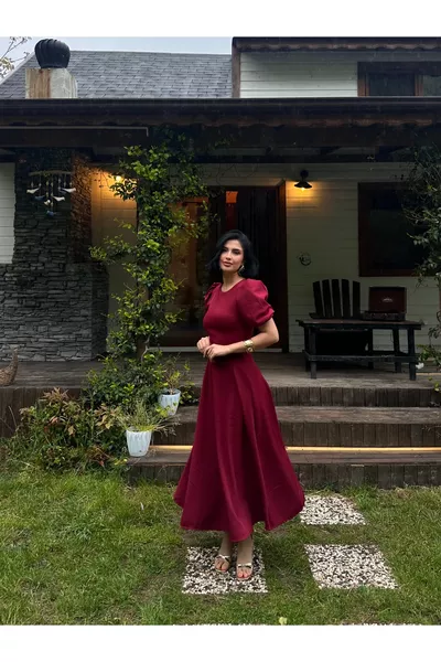 فستان متوسط الطول بأكمام مكشكشة