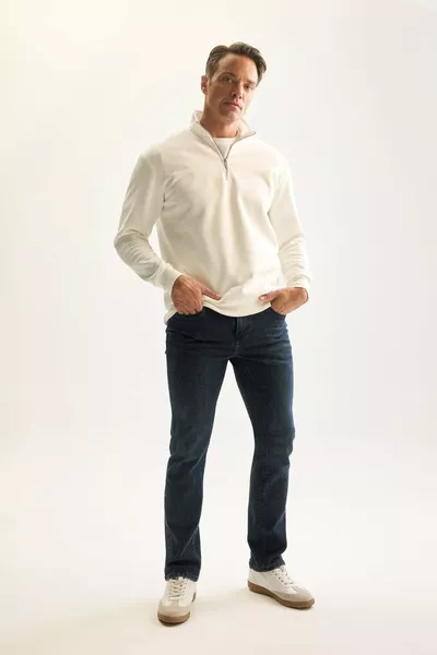 سويت شيرت مريح بسحاب و ياقة قائمة، قطن ثلاثي الخيوط، مبطن من الداخل بالفِلِس، تصميم مريح ومقاس عادي، سميك