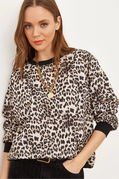 Kadın Ekru Leopar Basic Yumuşak Dokulu Salaş Sweatshirt 