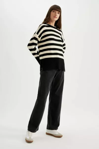 Oversized Loose-Fit Striped Knit Sweater with Side Slits and Crew Neck WN