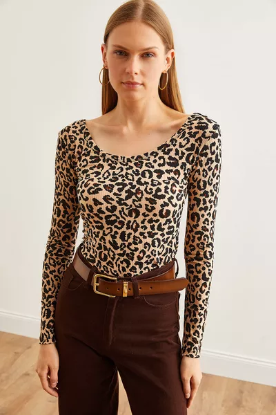 Женская блузка с широким воротником леопардового бежевого цвета, кашкорсе 
