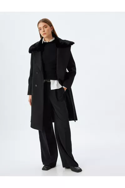 Manteau long croisé en cachemire avec col en fausse fourrure, ceinturé, à boutons et poches
