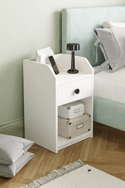 غرفة نوم أورارتو كومانودين سرير بطانية واحدة باللون الأبيض