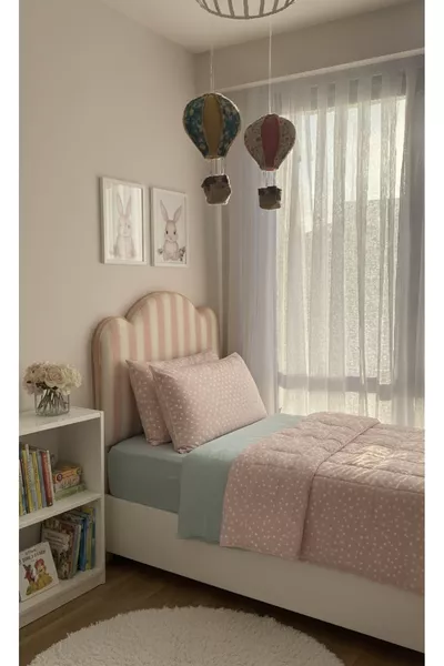 Розовый капюшон