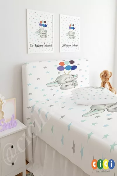 Basis Hoofdkussenhoes Wit Achtergrond Ruimte Gekleurde Ballonnen en Lief Beertje