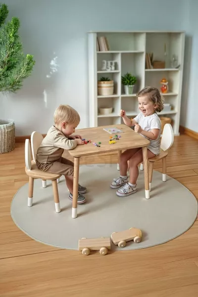 طاولة مع كرسيين مونتيسوري للأطفال للعب والأنشطة والدراسة