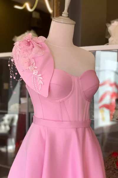 Roze satijnen mini-avondjurk en avondjurk