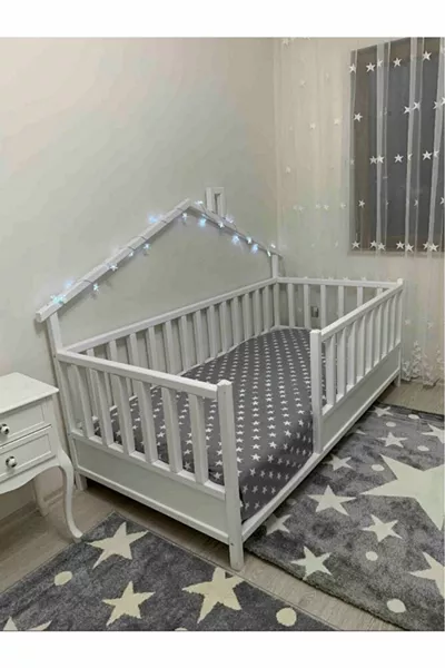 سرير أطفال ورضع من الخشب الطبيعي الأبيض بأسلوب مونتيسوري