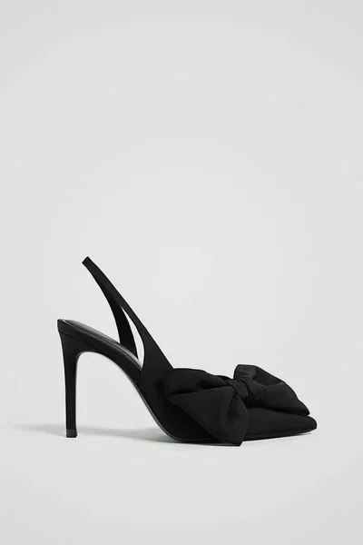 حذاء بكعب عالٍ مع فيونكة