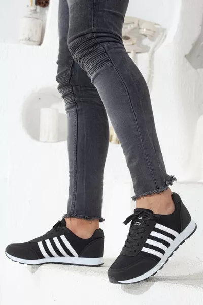 حذاء رياضي يومي رجالي أسود وأبيض بنعل ناعم وخفيف ومرن، مصمم للمشي، مزود بأربطة