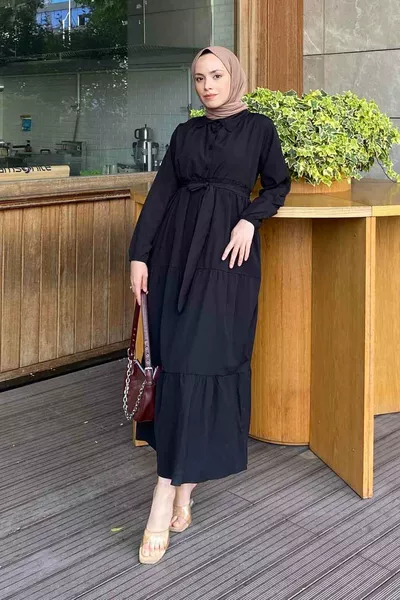 فستان تيريكوتون بأسلوب الأزرار نصف المفتوحة باللون الأسود