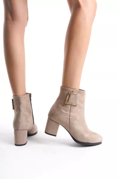 حذاء قصير بكعب للنساء بلون بيج أثينا بتفاصيل إبزيم من الجلد المدبوغ