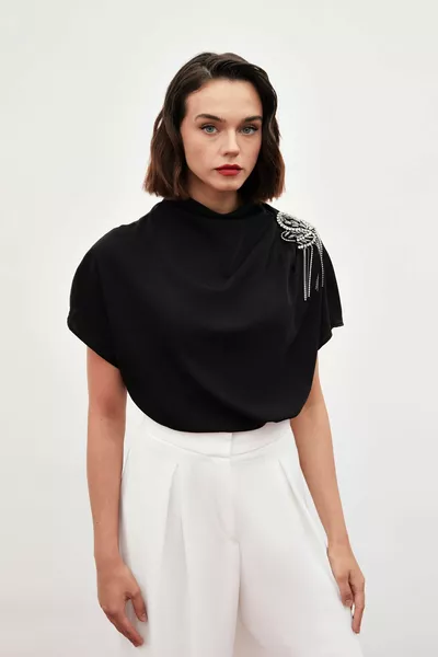 بلوز فضفاض بكتف واحد مع إكسسوار - أسود