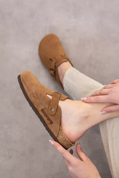 شبشب أوسلو بنعل من الجلد المدبوغ الصناعي مصمم بشكل تشريحي