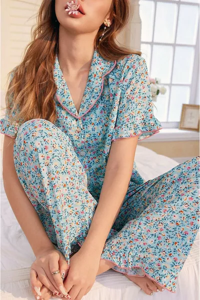 Ensemble de pyjama accompagnant les rêves parfumés de printemps bleu