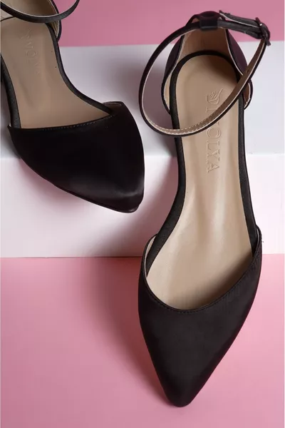 Misty Zwarte Satijnen Pumps met Enkelbandje en Puntige Neus voor Dagelijks Gebruik